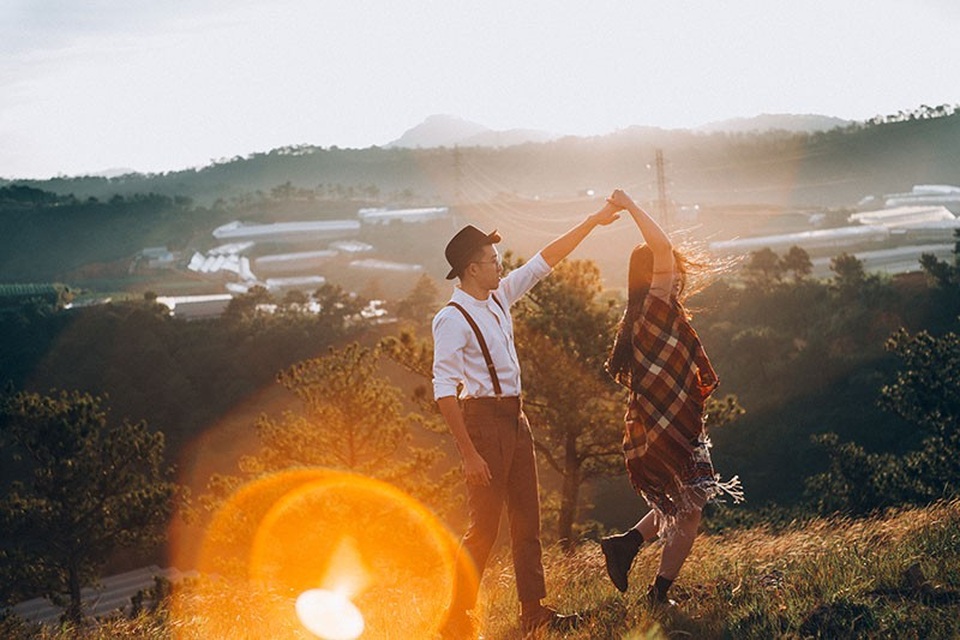 Từ đó, anh chàng thường sắp xếp công việc để dành thời gian ra thăm người yêu ở Hà Nội, tình cảm của họ cũng lớn dần qua từng ngày.