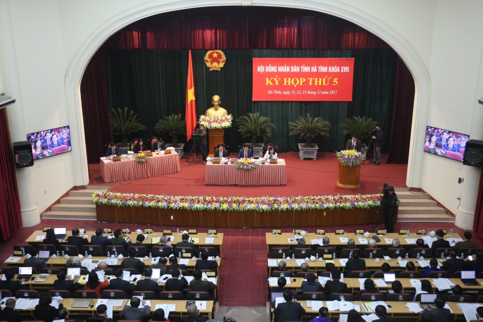 Nhiều địa phương chỉ tập trung hạ tầng, không lo nâng cao thu nhập cho dân - 1 Chiều nay (11/12), kỳ họp thứ 5, HĐND tỉnh khóa XVII tiếp tục thảo luận các vấn đề kinh tế, xã hội...