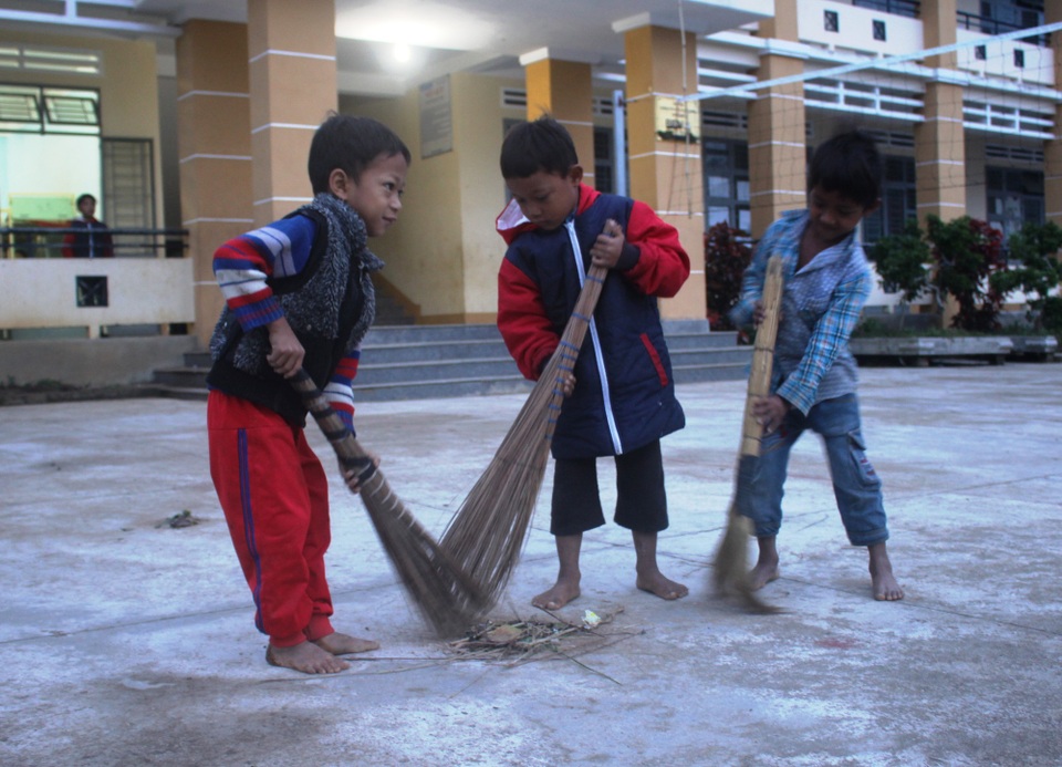 Đôi chân trần và bữa cơm 3.000 đồng của học sinh vùng cao - 2
Những em học sinh không có dép phải đi chân trần giữa mùa đông lạnh