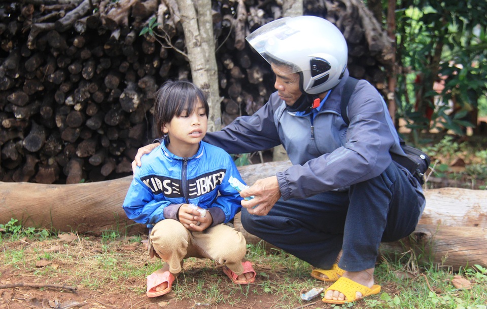 Bí thư Tỉnh ủy Gia Lai biểu dương sự hy sinh thầm lặng của các thầy cô giáo đỉnh BYầu - 4 Những thầy, cô giáo trên đỉnh BYầu đi vận động học sinh đến trường