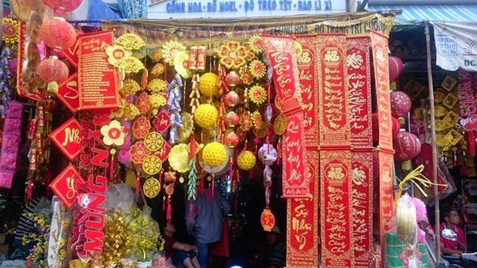 Thị trường hàng trang trí Tết: "Cháy" hàng... con gà vàng - 4 Các câu đối, liễng năm nay đa dạng hơn với đủ kích cỡ có giá từ 90.000 đồng đến 250.000 đồng