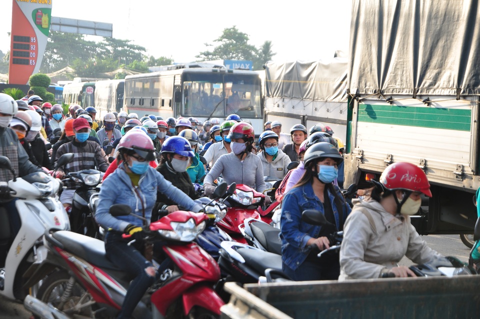 Tài xế trả tiền lẻ, trạm BOT tuyến tránh Biên Hòa xả trạm vì ùn tắc - 3 Tài xế trả tiền lẻ, trạm BOT tuyến tránh Biên Hòa xả trạm vì ùn tắc - 3