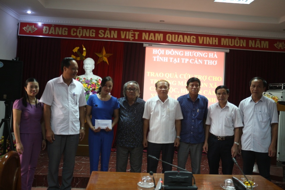 Hội đồng hương Hà Tĩnh tại Cần Thơ hướng về người dân vùng bão - 7 trao 50 triệu đồng cho Trường Mầm non Cẩm Lộc (xã Cẩm Lộc, huyện Cẩm Xuyên)