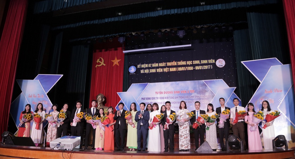 12 Sinh viên 5 tốt cấp Trung ương và 14 sinh viên đạt giải thưởng Sao Tháng Giêng hân hoan đón nhận danh hiệu cao quý.