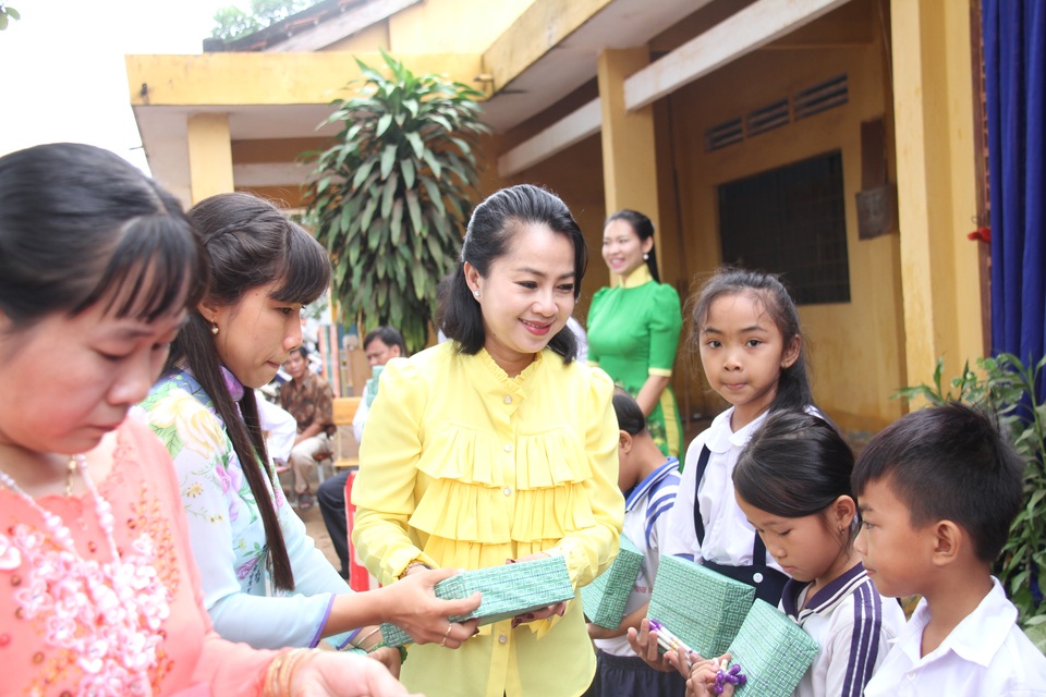 Việt Sin tặng quà tết cho các hộ nghèo tỉnh Bình Phước - 6 Bà Nguyễn Thị Minh Tâm tặng quà cho các em học sinh có hoàn cảnh khó khăn trong ngày khai trường