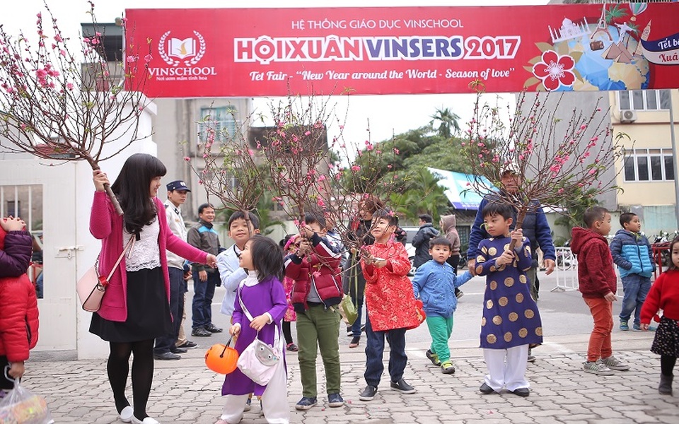 
Hàng nghìn các gia đình nô nức đến tham dự Hội Xuân
