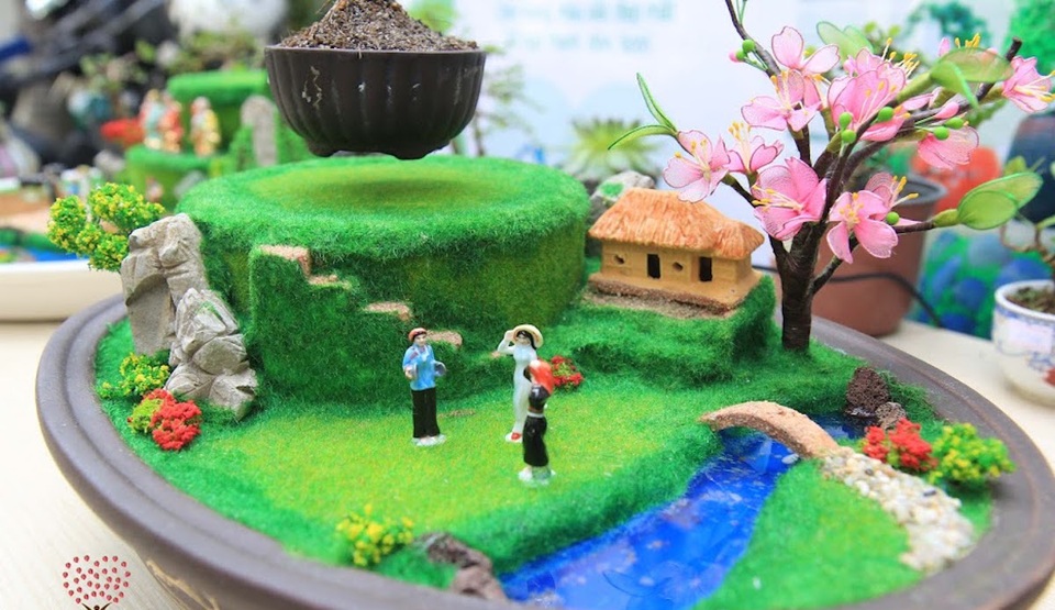Bonsai “bay” tiền triệu gây “sốt” thị trường Tết - 5 Mẫu thiết kế phúc lộc thọ, sơn thủy, đàn gà đang thu hút rất nhiều sự quan tâm từ phía người tiêu dùng trong dịp tết