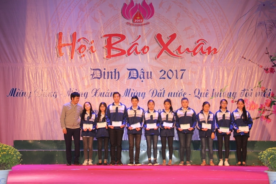 Bức tranh đa màu về báo chí trong ngày Hội Báo xuân 2017 - 7 Nhà báo Văn Dũng, Phó Văn phòng Đại diện báo Dân trí Bắc miền Trung trao 10 suất quà của báo Dân trí tới 10 em học sinh có hoàn cảnh khó khăn.