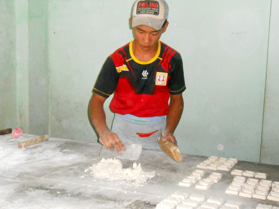 Làng bánh truyền thống An Lạc tất bật vào mùa Tết - 4 Đến với thôn An Lạc những ngày này, ta sẽ nghe được tiếng gõ lốc cốc của người thợ luôn tay đổ bánh ra khỏi khuôn, tiếng máy xay bột chạy ầm ầm