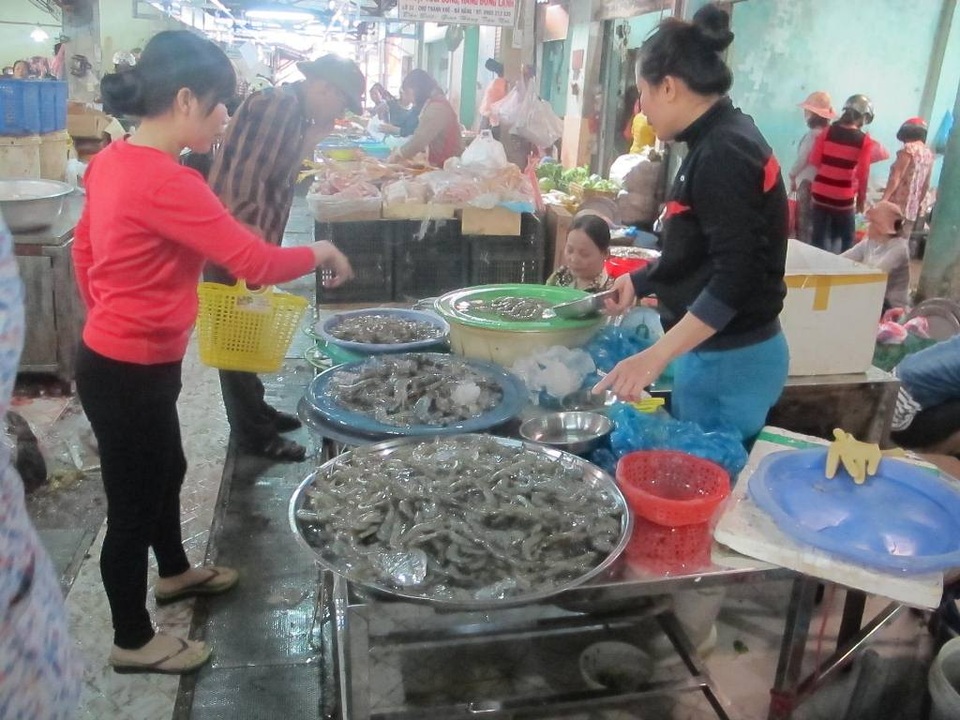 Đà Nẵng: Chợ Tết nhộn nhịp, giá tăng cao - 4 Tôm có giá từ 150 - 250 ngàn đồng/kg