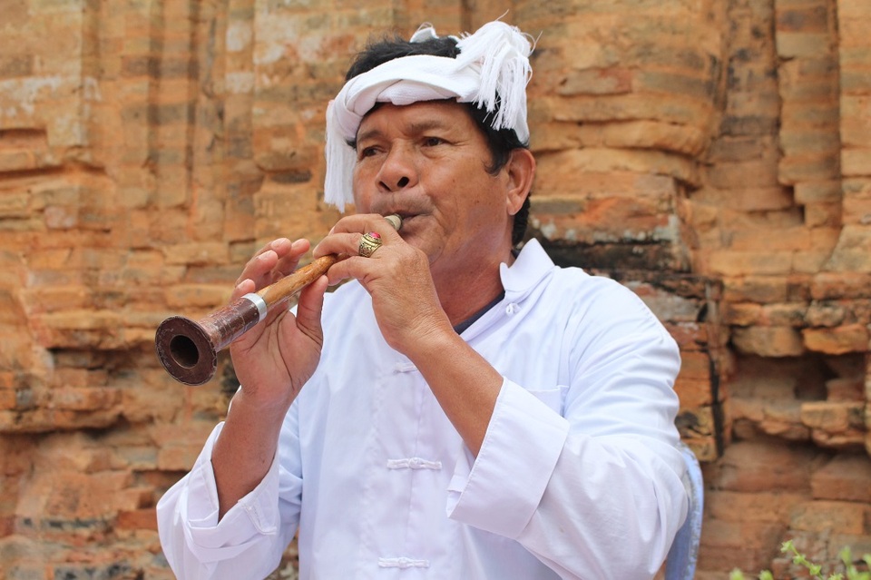 Tháp bà Ponagar: Nơi duy nhất đưa múa Chăm ra thế giới - 4 Nghệ nhân Chăm dưới chân tháp với điệu kèn Sranai