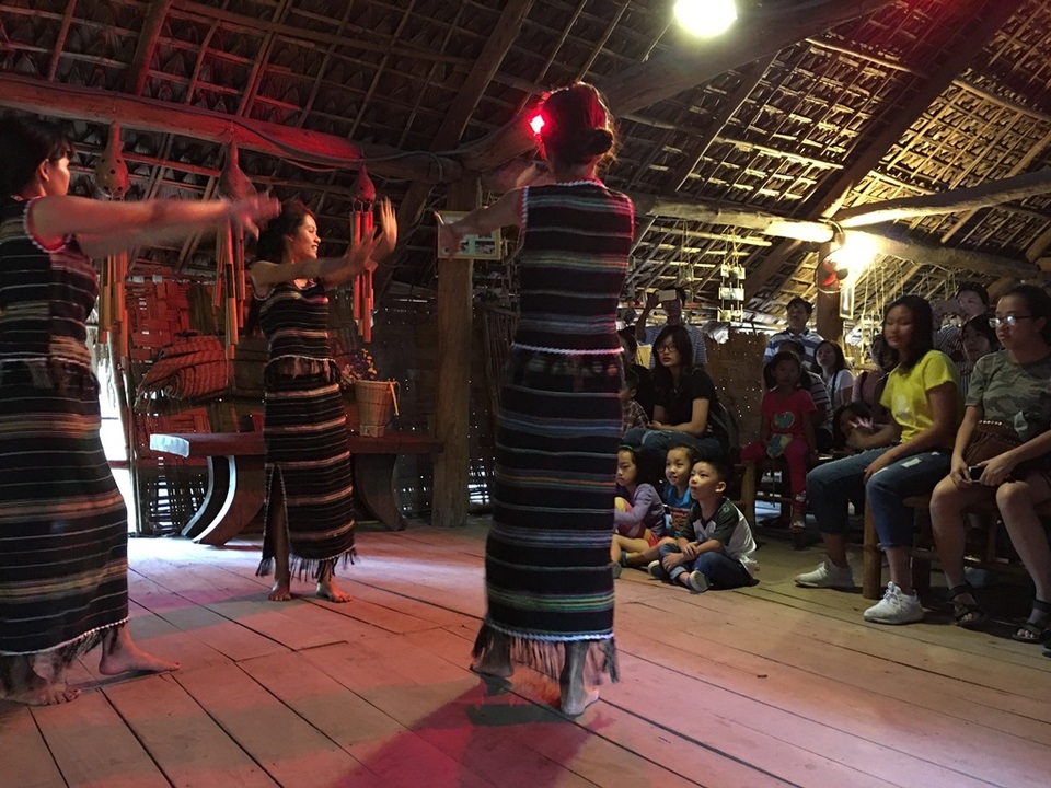 Khách du lịch đến Buôn Đôn cưỡi voi tăng mạnh dịp Tết nguyên đán - 4 Khách du lịch đến Buôn Đôn cưỡi voi tăng mạnh dịp Tết nguyên đán - 4