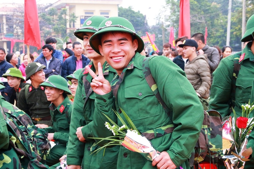 Nước mắt và nụ cười trong ngày tân binh lên đường nhập ngũ - 3 
Theo thống kê của Bộ chỉ huy quân sự tỉnh Ninh Bình, năm nay toàn tỉnh có 392 thanh niên viết đơn tình nguyện nhập ngũ; số thanh niên là công giáo chiếm 17,8%; dân tộc Mường chiếm 3,8%; bồi dưỡng nhận thức về Đảng cho 418 thanh niên, đã tiến hành kết nạp Đảng trước khi nhập ngũ cho 12 tân binh.
