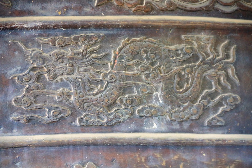 Một số hình rồng cổ cũng được khắc trên thân chuông. Đây là mẫu hình rồng cổ xưa ở Việt Nam, điểm nhấn nhất là 2 con rồng trên đỉnh chuông được đúc bằng đồng nguyên khối. Cây cỏ, hoa lá, chim muông cũng được khắc trên thân chuông với sự sắp đặt hợp lý.