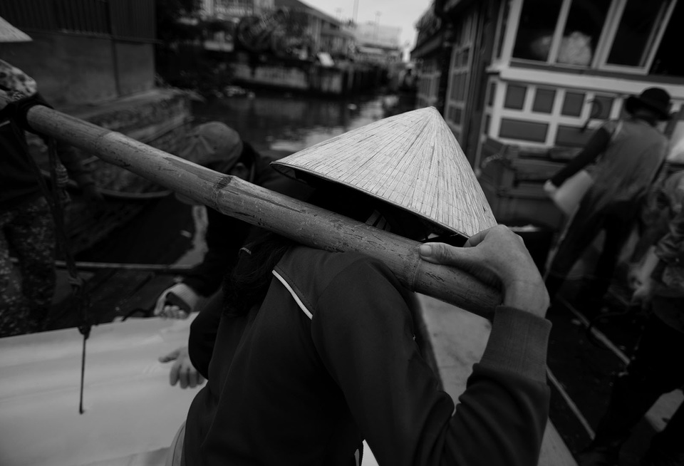 Nhọc nhằn những phụ nữ oằn mình gánh đá mưu sinh - 3 Công việc của họ không mất tiền bạc đầu tư, chỉ mất mỗi sức khoẻ. Ngày nào cũng gánh trên vai hàng trăm cây đá, tối về đau nhức hết người. Chị Thơm tâm sự.