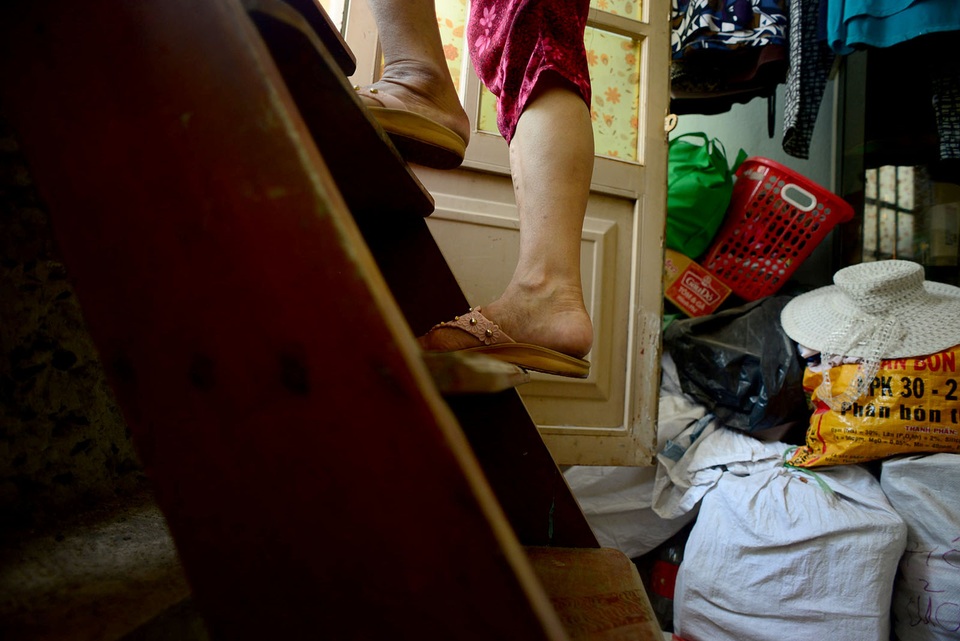 Đường cao hơn nhà 1,1 mét, gia đình bà Hương phải làm cầu thang bằng gỗ để lên xuống.