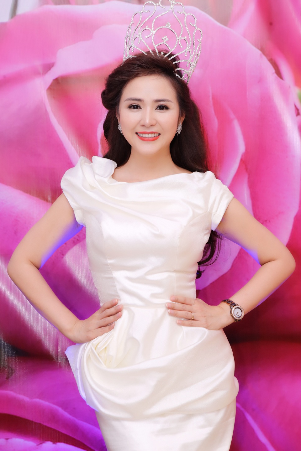 Nữ doanh nhân xinh đẹp đăng quang “Nữ hoàng Hoa Hồng 2017” - 5 Xinh đẹp – trí tuệ và giàu lòng nhân ái, chị xứng đáng với ngôi vị cao nhất của cuộc thi Queen of Rose - Nữ hoàng Hoa Hồng.