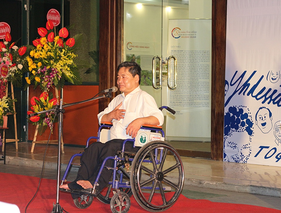 Cuộc sống thường ngày qua ống kính của người khuyết tật - 2 Đại diện tác giả Hà Đức Sinh chia sẻ: Tôi rất vui trước những tình cảm, sự nhìn nhận của xã hội đối với người khuyết tật như chúng tôi. Tôi biết rằng những tác phẩm của chúng tôi chưa thể gọi là tác phẩm tốt nhưng đó là cả một sự cố gắng. Tôi đã hiểu ra một điều: Không có gì là không thể, chỉ cần bạn có cơ hội. Và chúng tôi rất cần cơ hội”.