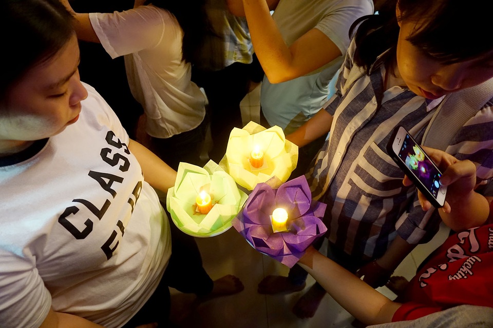Hàng nghìn người Sài Gòn thả hoa đăng mừng lễ Phật đản - 5 Các bạn trẻ dùng điện thoại ghi lại hình ảnh chiếc hoa đăng trên tay.