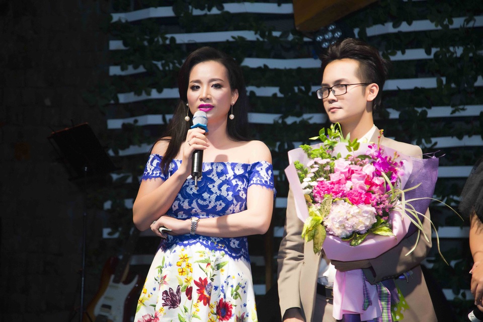 Ca sĩ Kasim và mẹ kêu gọi được 400 triệu ủng hộ bệnh nhân ung thư - 5 Nam ca sĩ cũng đón nhận được sự ủng hộ của nhiều doanh nhân trong chương trình.