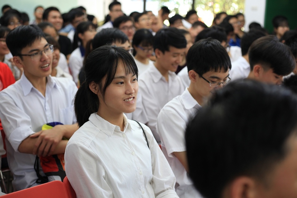 Đáp lại, các chuyên gia đã có những câu trả lời thông minh và hài hước đậm chất “dân chuyên Toán” thuyết phục tất cả học sinh có mặt tại buổi giao lưu.