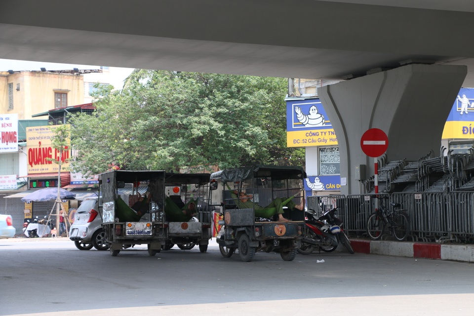 Nhọc nhằn những giấc ngủ trưa dưới nắng nóng của người lao động - 4 Cái nắng những ngày này là cơn ác mộng với không ít người dân lao động, công việc đã vất vả nay còn mệt nhọc hơn với cái nóng của Thủ đô.