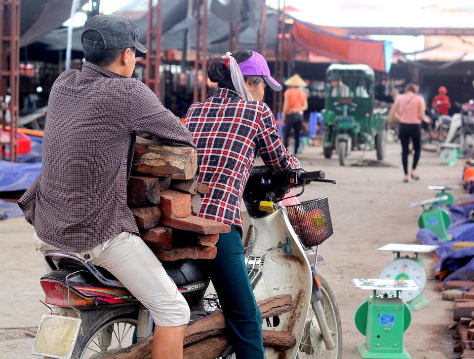 Về Bắc Ninh xem khu chợ gỗ quý tiền tỉ bán theo cân - 5 Về Bắc Ninh xem khu chợ gỗ quý tiền tỉ bán theo cân - 5