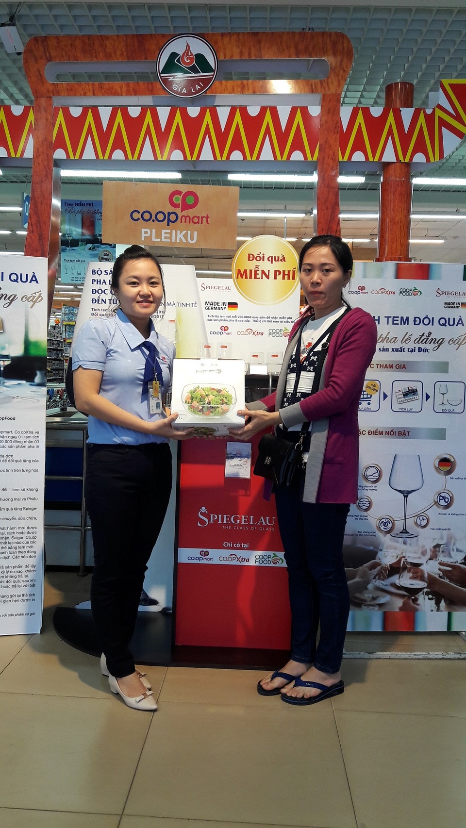 Siêu thị Co.opmart dập dìu khách hàng đến nhận quà sang miễn phí - 3 Siêu thị Co.opmart dập dìu khách hàng đến nhận quà sang miễn phí - 3