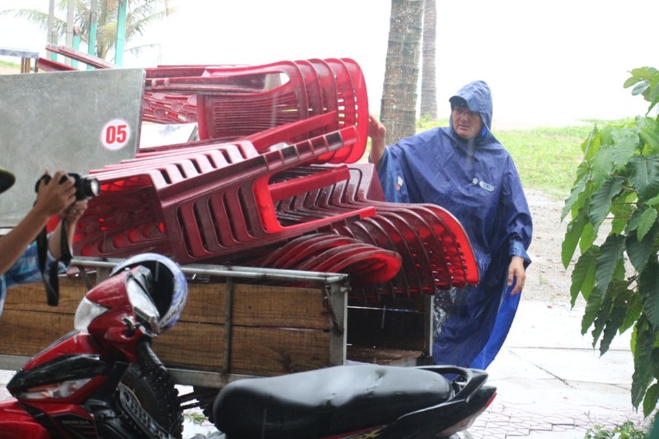 Miền Trung bắt đầu mưa, dân hối hả chạy "siêu bão" - 4
Người dân huyện Nghi Xuân chằng néo, gia cố lại nhà cửa và di chuyển tài sản đến nơi an toàn.