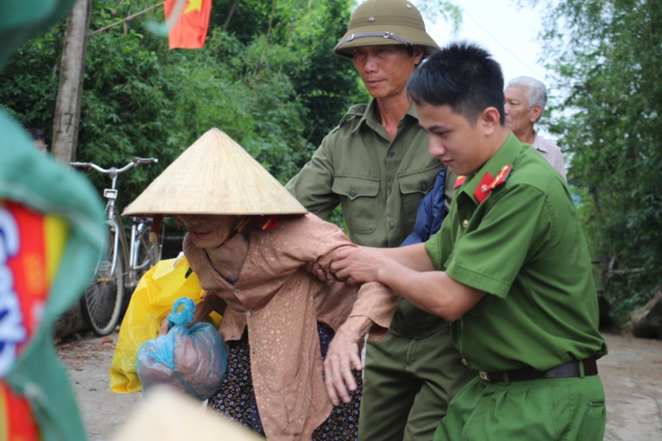 Người dân ốc đảo chạy qua sông trốn bão - 5