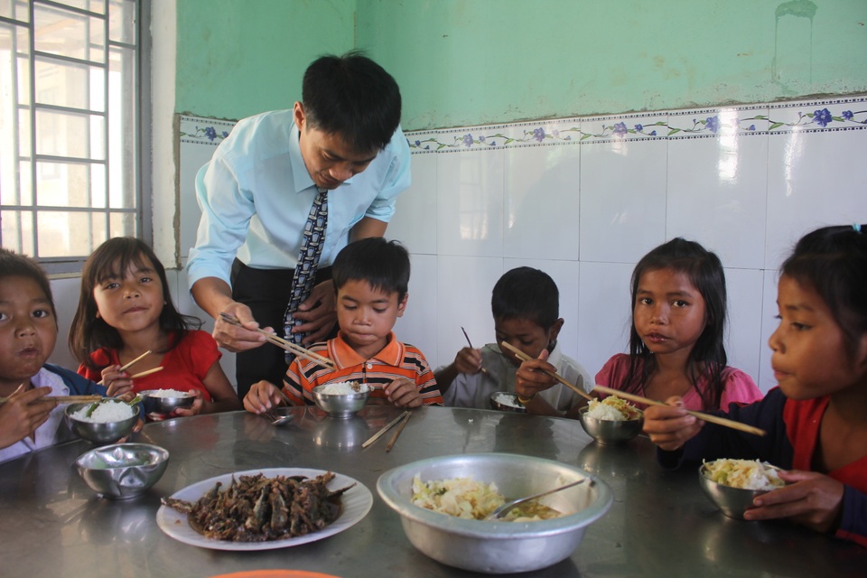 Chuyện chép ở "ốc đảo" Kon Pne - 1
Suất cơm trưa của các em học sinh trường PTDT bán trú TH và THCS Con Pne