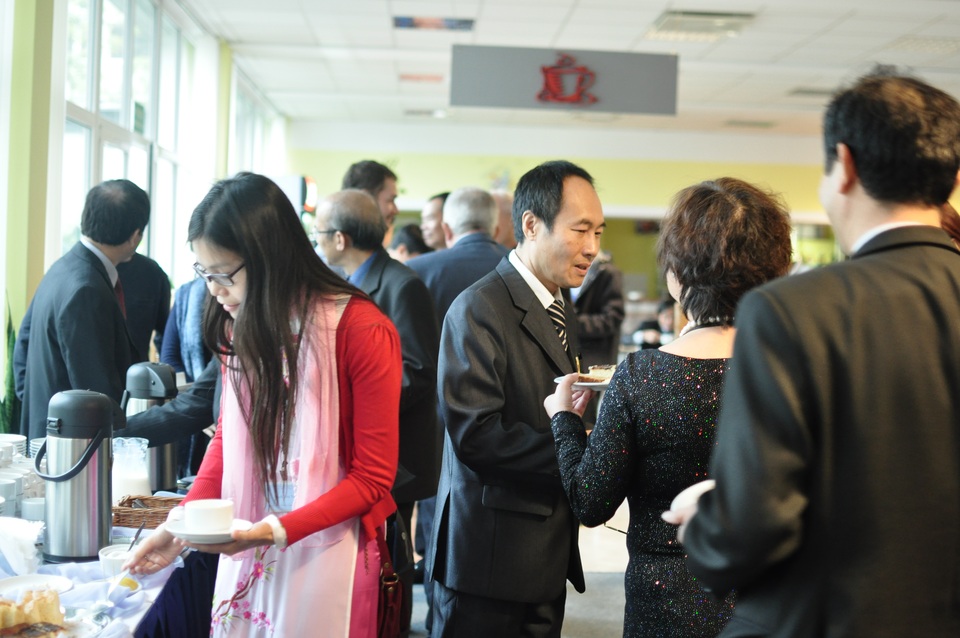 
GS.TSKH. Trần Vĩnh Hùng (Wroclaw) trao đổi với GS.TSKH. Kim Ngân (Cracow) bên lề hội thảo
