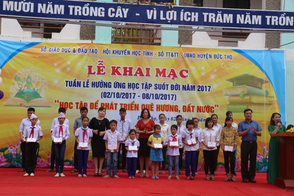 Hà Tĩnh: “Học tập để phát triển quê hương, đất nước” - 4 Quỹ Khuyến học đất Hồng Lam cũng đã trao nhiều suất học bổng cho các giáo viên, học sinh đã giành nhiều thành tích trong dạy học và học tập