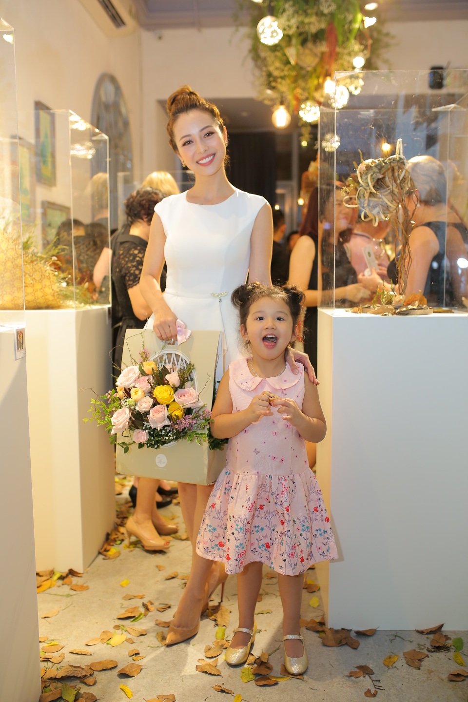 Ấn tượng triển lãm hoa tươi nghệ thuật "Thu gọi" - 6 Hoa hậu Jennifer Phạm đưa cô con gái đáng yêu đến tham dự triển lãm