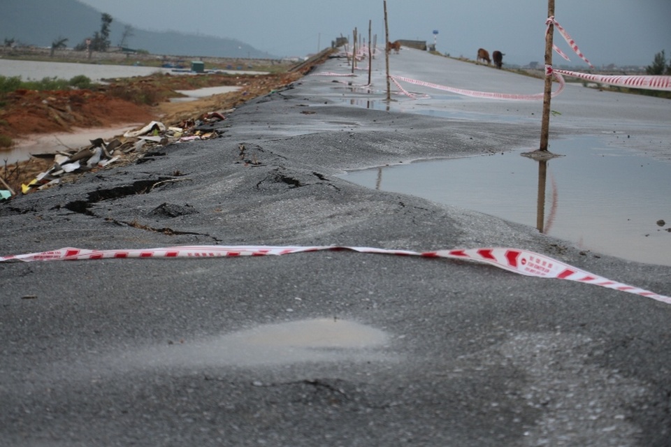 Con đường hàng chục tỷ đồng “tan hoang” sau bão - 5
Mặt đường nhựa bị xô đẩy, nhấp nhô.