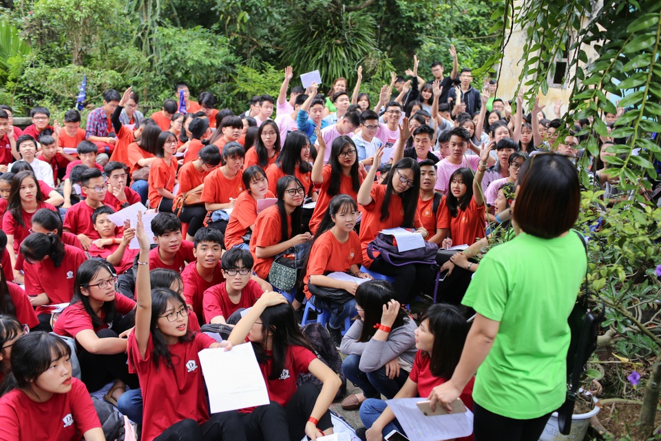 Học sinh Hà Nội về tận quê nhà thơ Nguyễn Khuyến để học văn - 5
Học sinh hào hứng phát biểu trong buổi học ngoại khoá