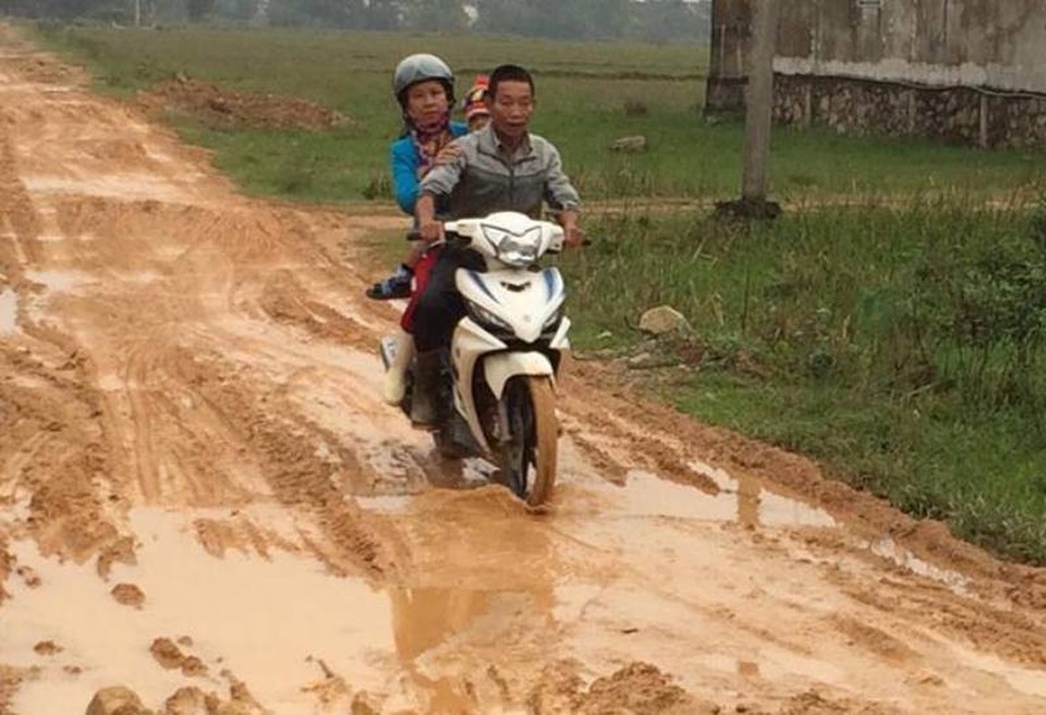 Khốn khổ với con đường lầy lội hơn... ruộng - 3 Khốn khổ với con đường lầy lội hơn... ruộng - 3
