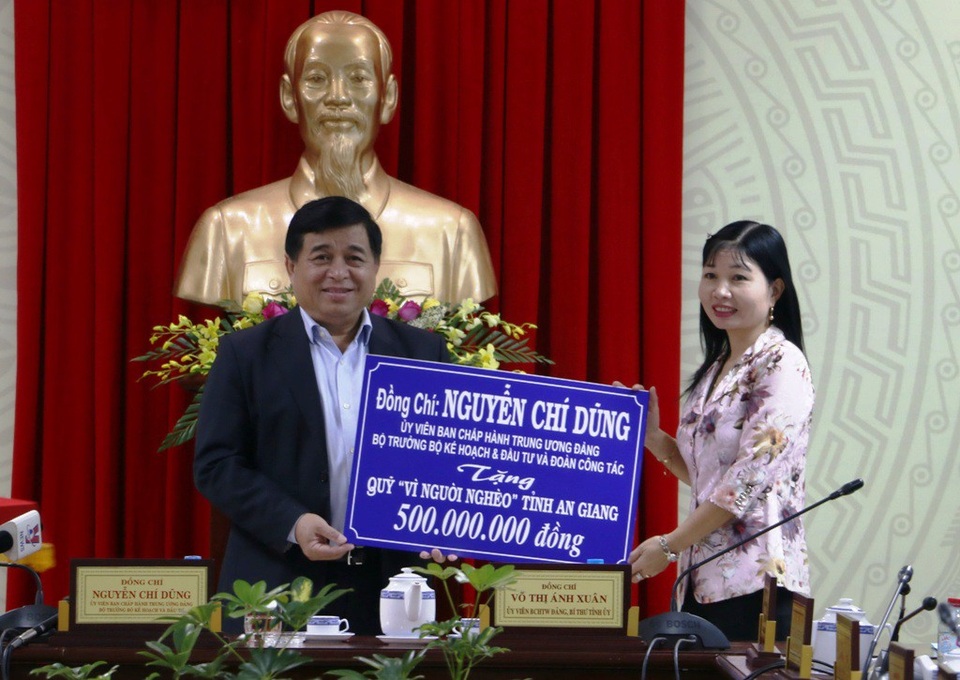 Năm 2017: An Giang cấp giấy phép thành lập 800 doanh nghiệp - 2 Dị này Bộ trưởng Bộ Kế hoạch và Đầu tư Nguyễn Chí Dũng tặng 500 triệu đồng cho Quỹ vì người nghèo tỉnh An Giang