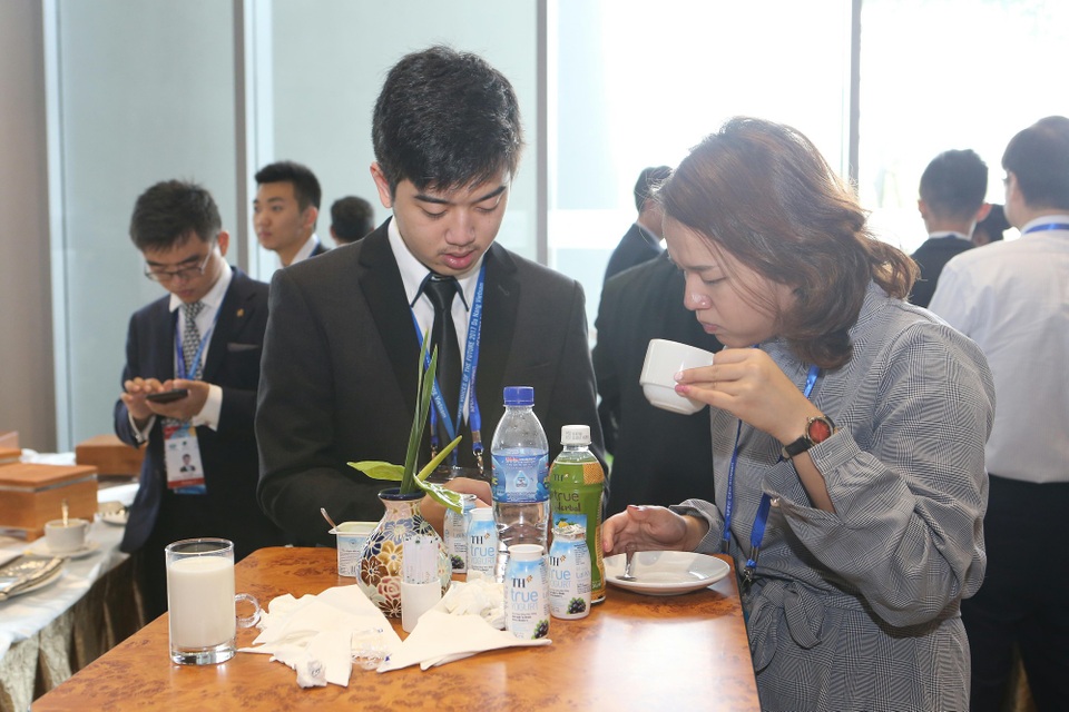 Sữa tươi TH true MILK organic gây ấn tượng tại APEC - 3
Các đại biểu sử dụng sản phẩm sữa TH true MILK, thức uống thảo dược TH true Herbal