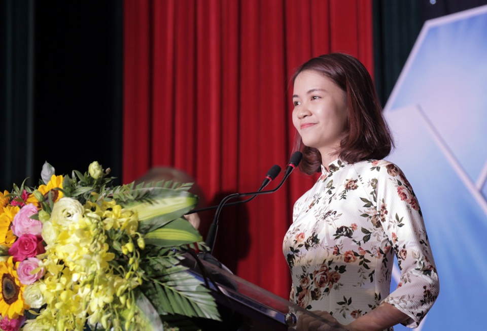 Đại diện những sinh viên đạt giải thưởng Sao tháng Giêng, sinh viên 5 tốt cấp Thành phố Nguyễn Tú Linh (sinh viên ĐH Khoa học tự nhiên) phát biểu: “Được nhận danh hiệu và giải thưởng cao quý của Trung ương Hội Sinh viên, Hội Sinh viên Thành phố là một niềm vinh dự và tự hào không chỉ đối với em mà còn của tất cả các bạn sinh viên có mặt trong buổi lễ hôm nay. Chính các chương trình, phong trào của tổ chức Đoàn Thanh niên – Hội sinh viên đã tạo môi trường cho chúng em được phát huy khả năng sáng tạo, rèn luyện, hoàn thiện các tiêu chí của sinh viên 5 tốt, cống hiến và trưởng thành. Cá nhân em cũng như các bạn Sinh viên 5 tốt, các bạn đạt giải thưởng Sao tháng giêng sẽ cố gắng phát huy hết khả năng của mình, xứng đáng là những sinh viên tiêu biểu đại diện cho tri thức, sức trẻ và sự nhiệt huyết của sinh viên Thủ đô.”