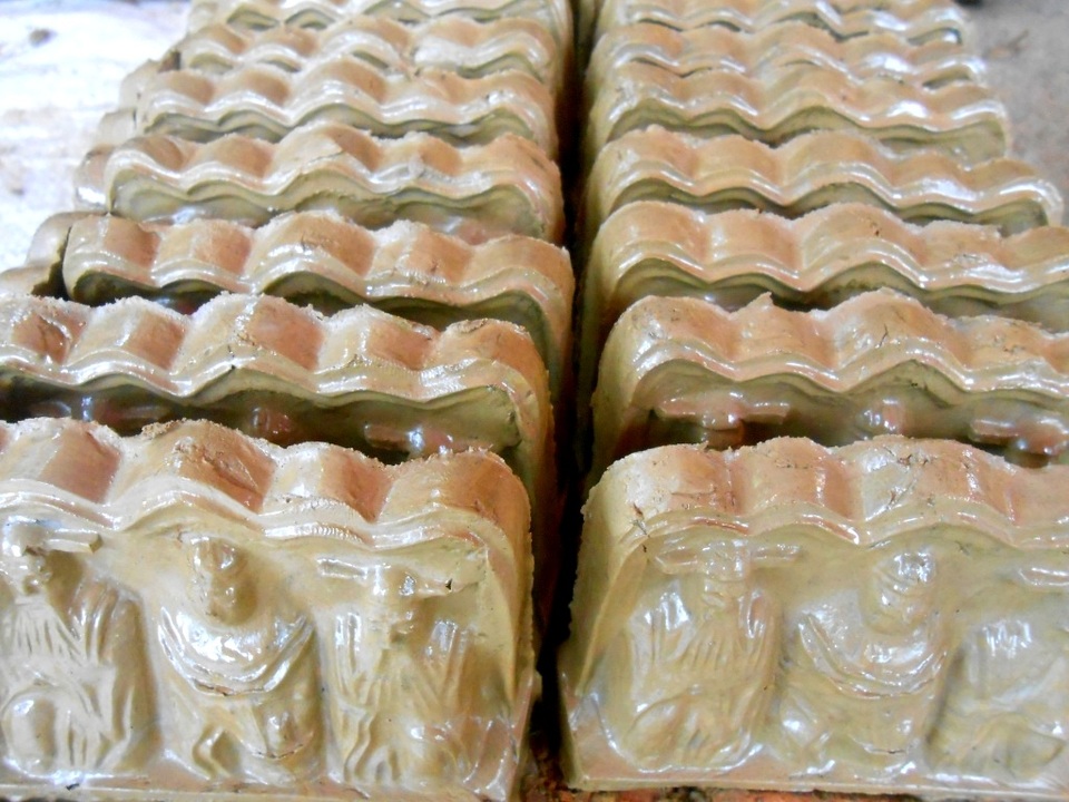 Nghề làm tượng tiễn ông Công ông Táo ở Hội An vào mùa Tết - 6 Khi mới đúc, tượng đất thường rất dẻo và chưa cố định về hình dạng. Lúc này, người thợ cẩn thận gia công lại bằng tay