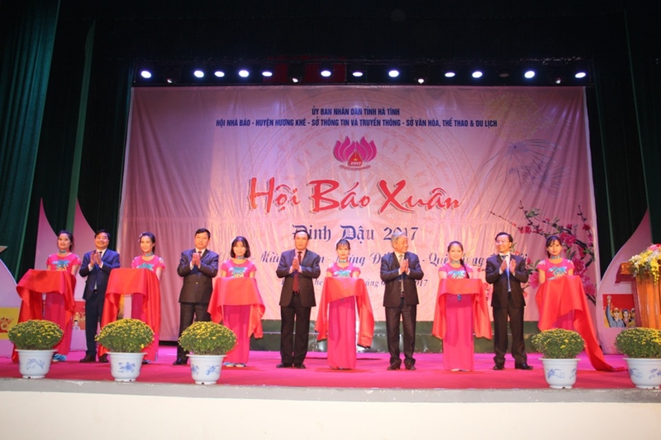 Bức tranh đa màu về báo chí trong ngày Hội Báo xuân 2017 - 3 Cắt băng khai mạc Hội Báo xuân 2017