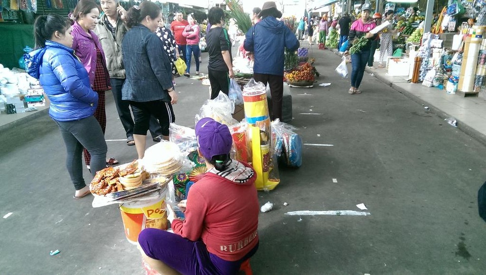 Đà Nẵng: Thị trường đồ cúng ông Táo kém sôi động - 2 Các mặt hàng khác cũng không đông bằng mọi năm