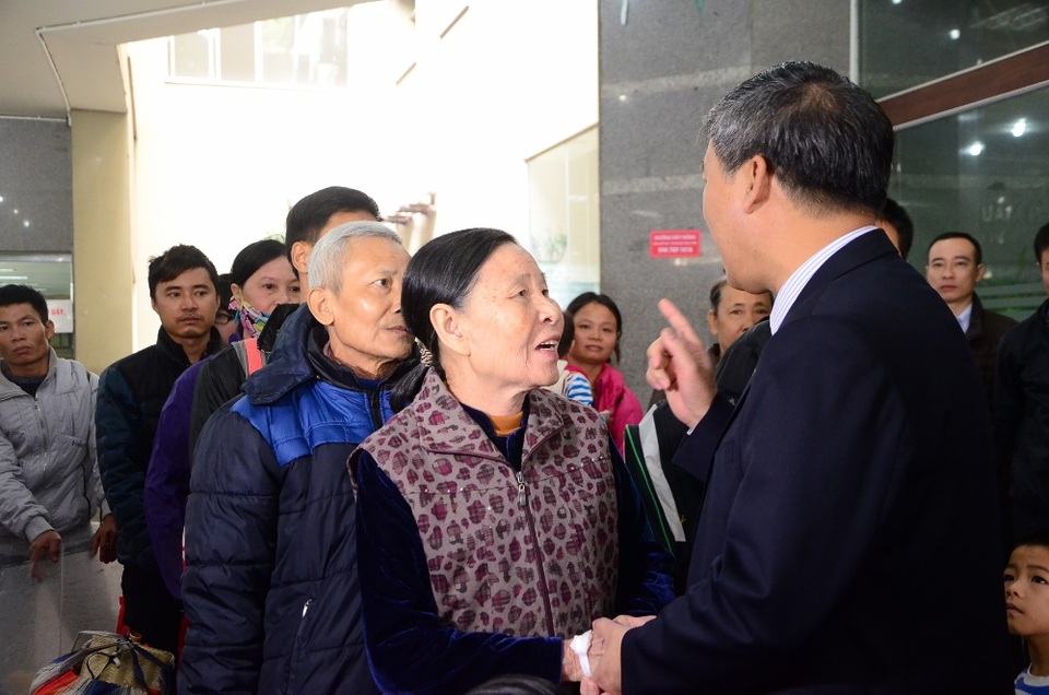 Chuyến xe nghĩa tình đưa người bệnh nghèo về quê ăn Tết - 5 Chuyến xe nghĩa tình đưa người bệnh nghèo về quê ăn Tết - 5
