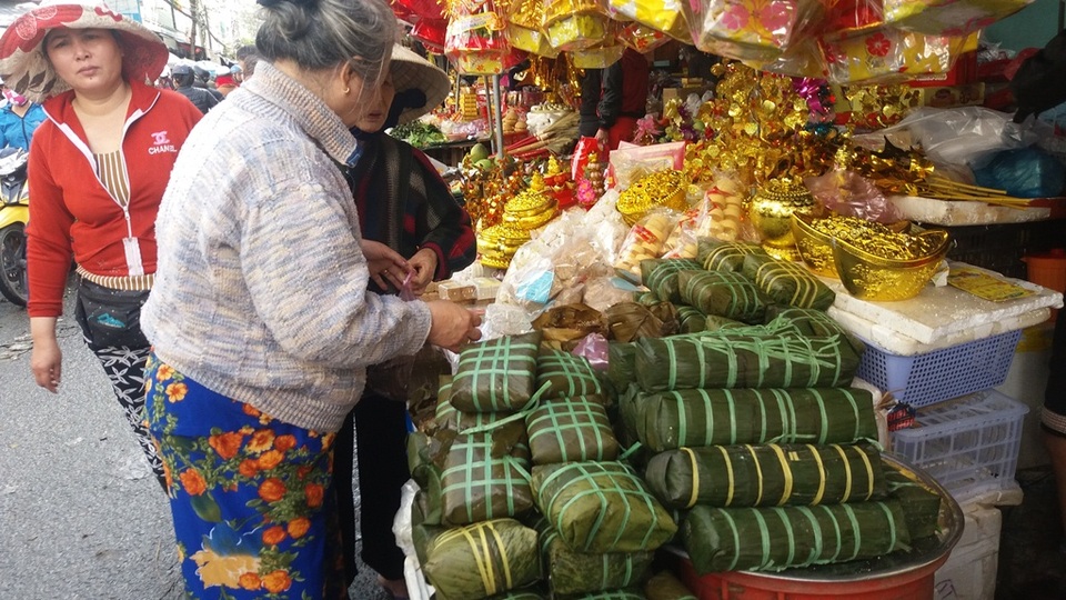 Đà Nẵng: Chợ Tết nhộn nhịp, giá tăng cao - 5 Bánh chưng có giá 35 - 50 ngàn đồng/kg