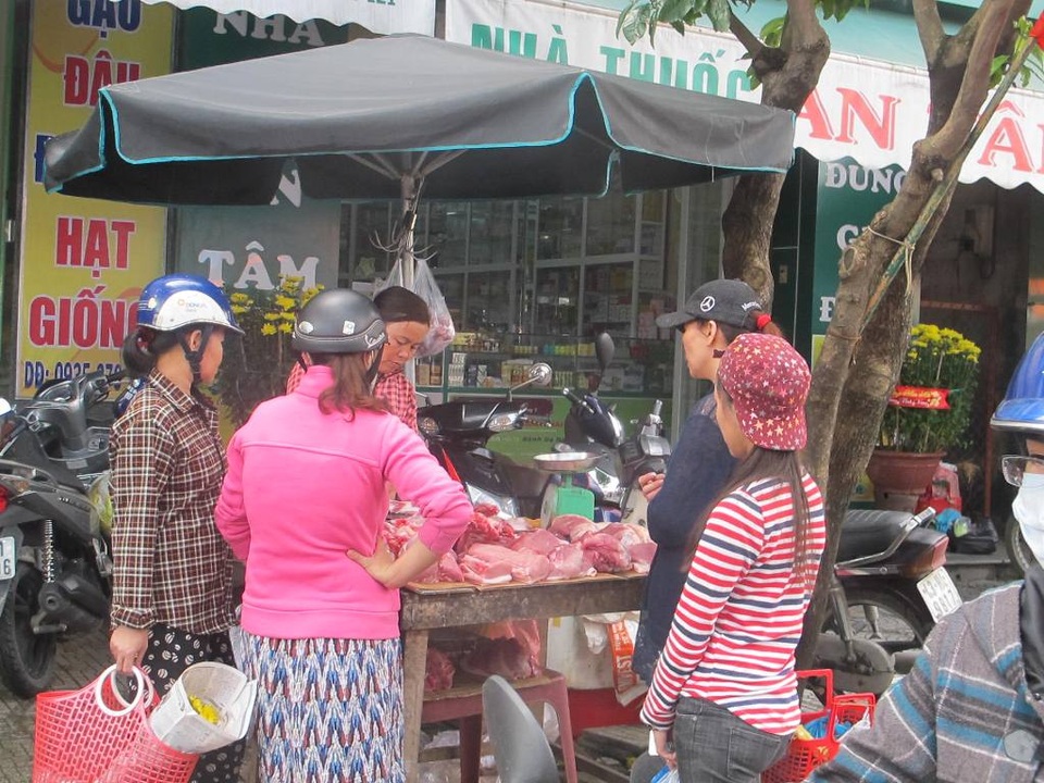 “Chen chân” sắm Tết trong phiên chợ ngày cuối năm - 5 Thịt lợn...