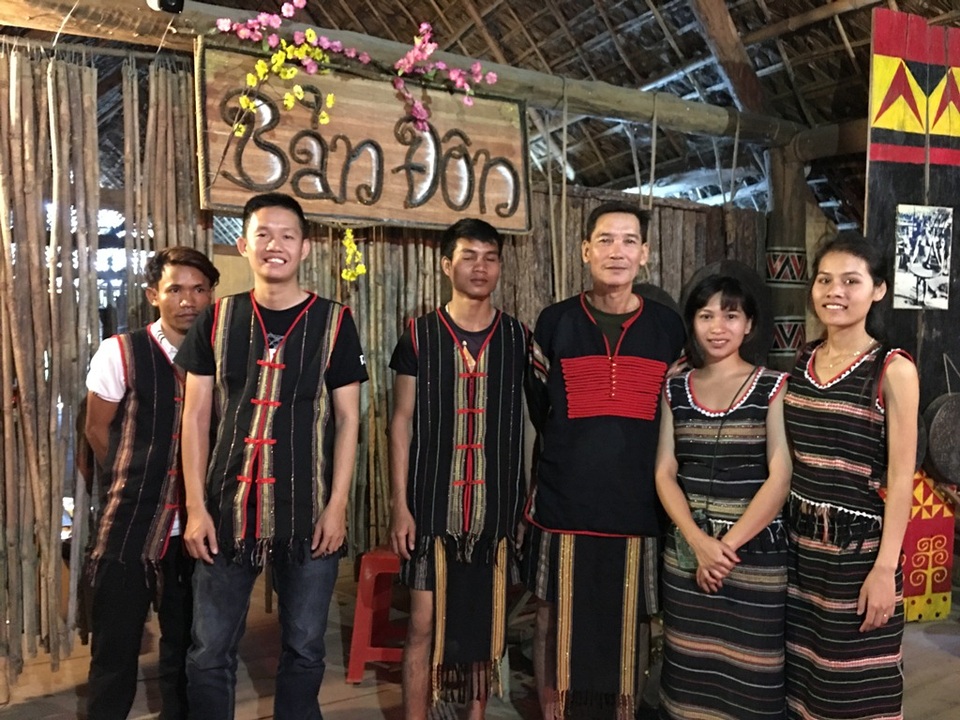 Khách du lịch đến Buôn Đôn cưỡi voi tăng mạnh dịp Tết nguyên đán - 5 Những nghệ nhân người Ê đê thân thiện với khách du lịch