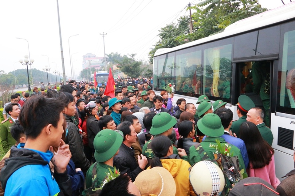 Nước mắt và nụ cười trong ngày tân binh lên đường nhập ngũ - 4 Nước mắt và nụ cười trong ngày tân binh lên đường nhập ngũ - 4