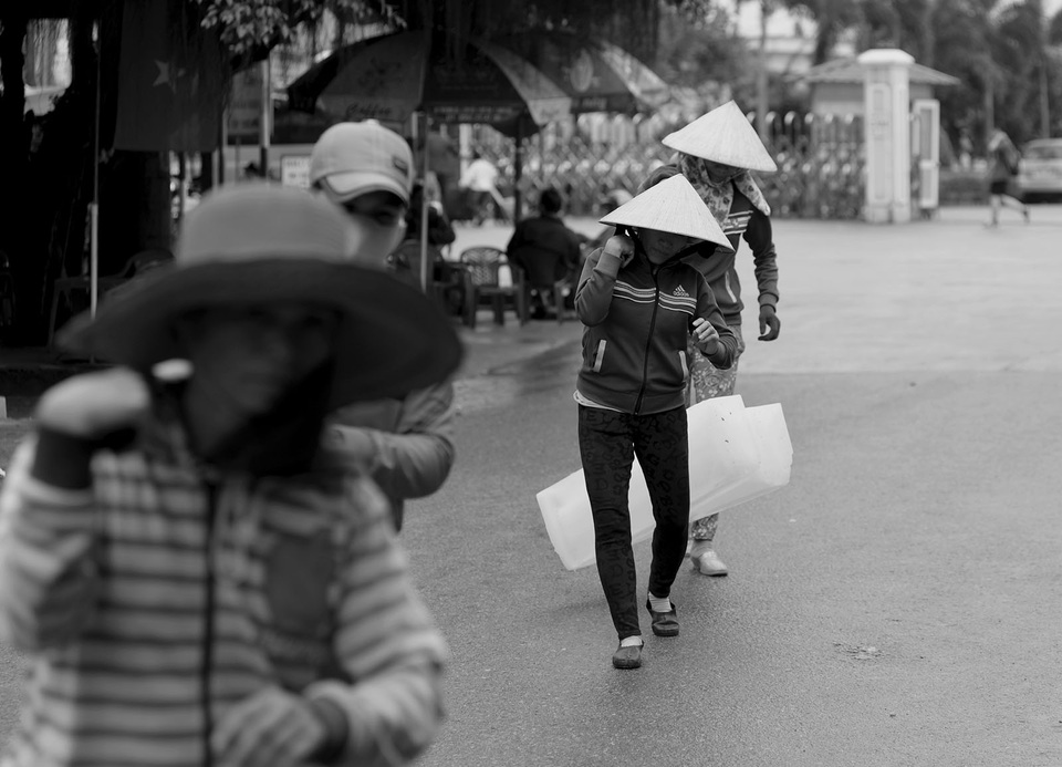 Nhọc nhằn những phụ nữ oằn mình gánh đá mưu sinh - 2 Công việc không có giờ giấc cố định, chủ tàu cá kêu giờ nào thì họ làm giờ đó. Lúc thì 1-2 giờ sáng, có khi 12 giờ trưa.