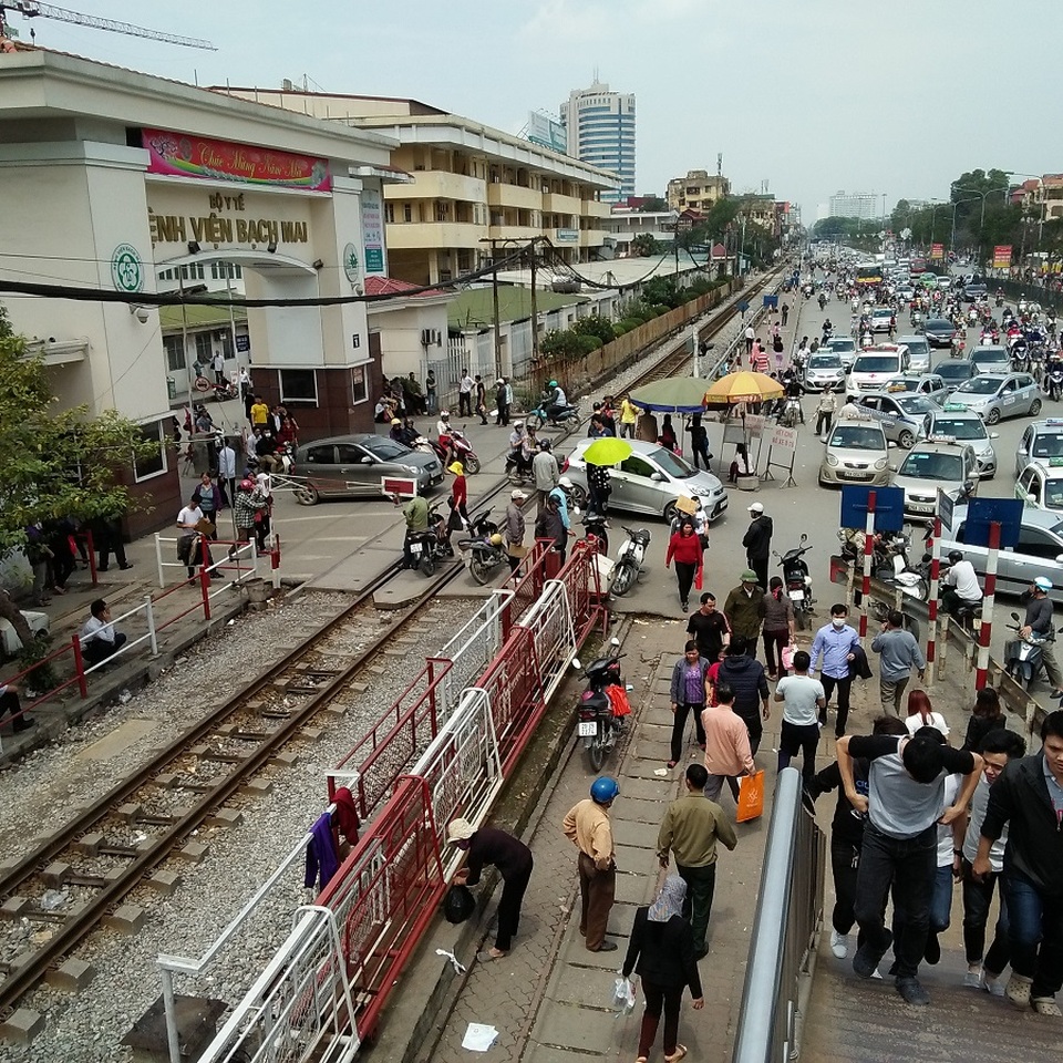 Hà Nội: Hãi hùng cảnh "họp chợ" trên đường ray tàu hỏa - 10 Mỗi ngày, bệnh viện Bạch Mai đón hàng trăm lượt bệnh nhân đến khám và chữa bệnh. Cảnh đông đúc cộng thêm việc xuất hiện của các khu chợ cóc khiến nơi đây thường xuyên rơi vào cảnh ùn ứ, đặc biệt tiềm ẩn không ít nguy cơ gây tai nạn mỗi khi tàu đến.